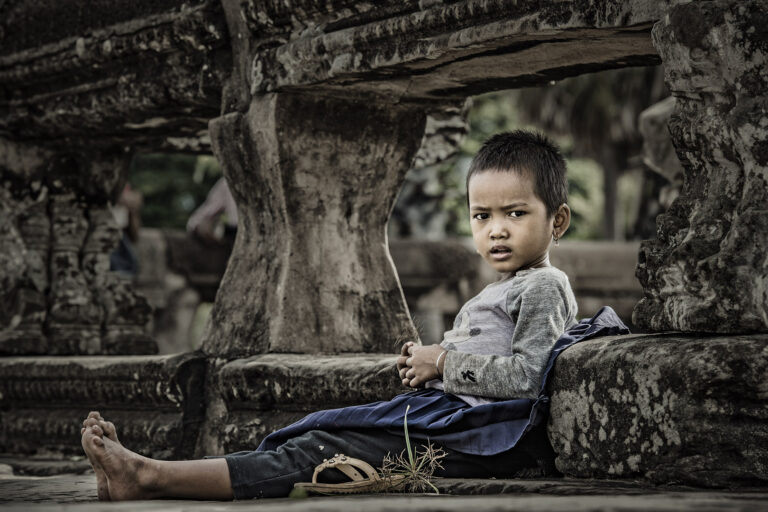 Wei Huanyun - 吴哥窟的小男孩